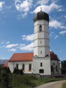 Auch die Kirche ist eine Immoblie in Vaterstetten